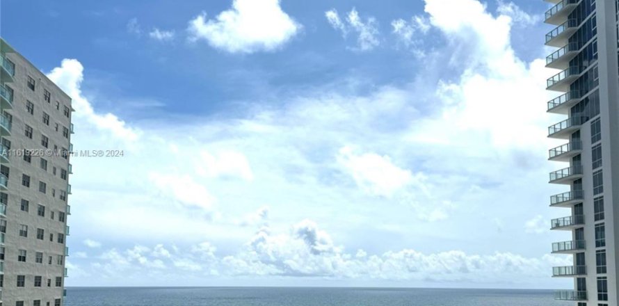 Кондоминиум с 2 спальнями в Холливуд, Флорида № 1958455