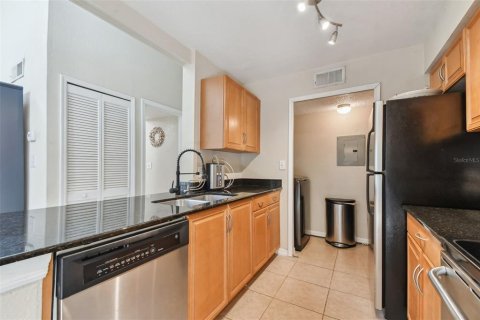 Condo in Palm Harbor, Florida, 2 bedrooms  № 1914448 - photo 15