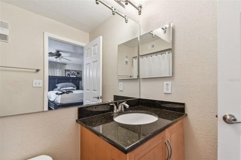 Condo in Palm Harbor, Florida, 2 bedrooms  № 1914448 - photo 20