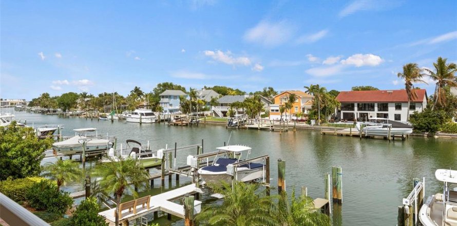 Townhouse in Saint Petersburg, Florida 3 bedrooms, 205.78 sq.m. № 2133984