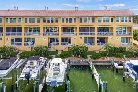 Townhouse in Saint Petersburg, Florida 3 bedrooms, 205.78 sq.m. № 2133984 - photo 5
