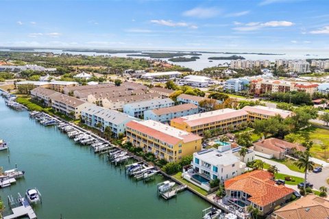 Townhouse in Saint Petersburg, Florida 3 bedrooms, 205.78 sq.m. № 2133984 - photo 7