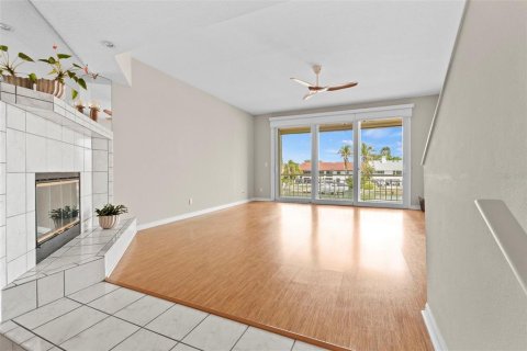 Townhouse in Saint Petersburg, Florida 3 bedrooms, 205.78 sq.m. № 2133984 - photo 15