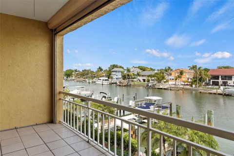 Townhouse in Saint Petersburg, Florida 3 bedrooms, 205.78 sq.m. № 2133984 - photo 13