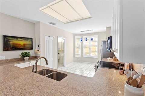 Townhouse in Saint Petersburg, Florida 3 bedrooms, 205.78 sq.m. № 2133984 - photo 22
