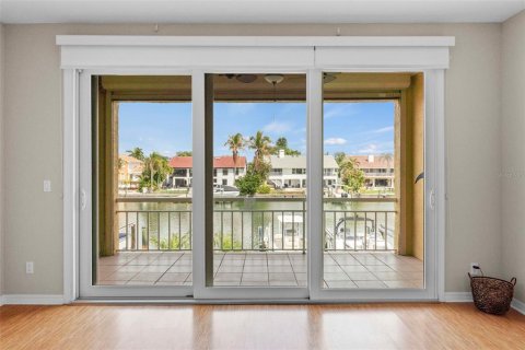 Townhouse in Saint Petersburg, Florida 3 bedrooms, 205.78 sq.m. № 2133984 - photo 11