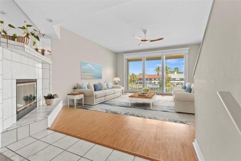 Townhouse in Saint Petersburg, Florida 3 bedrooms, 205.78 sq.m. № 2133984 - photo 14