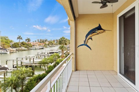 Townhouse in Saint Petersburg, Florida 3 bedrooms, 205.78 sq.m. № 2133984 - photo 12