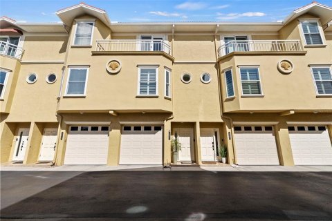 Townhouse in Saint Petersburg, Florida 3 bedrooms, 205.78 sq.m. № 2133984 - photo 4