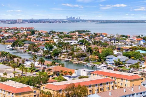 Townhouse in Saint Petersburg, Florida 3 bedrooms, 205.78 sq.m. № 2133984 - photo 8