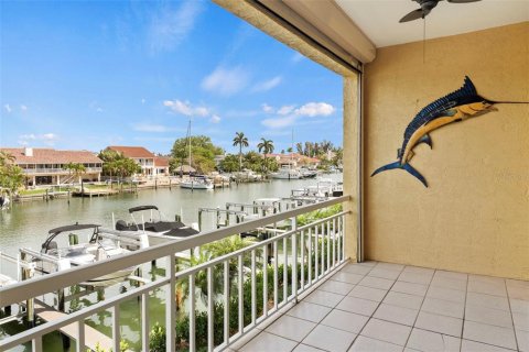 Townhouse in Saint Petersburg, Florida 3 bedrooms, 205.78 sq.m. № 2133984 - photo 6