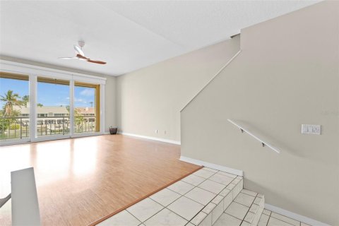 Townhouse in Saint Petersburg, Florida 3 bedrooms, 205.78 sq.m. № 2133984 - photo 16