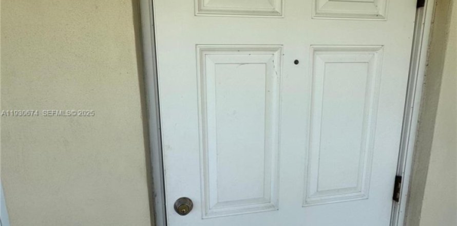 Condominio en West Palm Beach, Florida, 1 dormitorio № 2034381