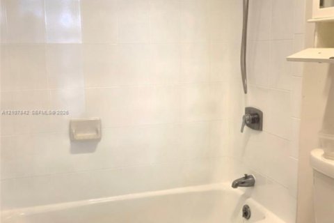 Copropriété à louer à Miami, Floride: 1 chambre, 98.85 m2 № 2433997 - photo 3