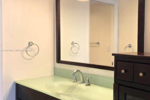 Copropriété à louer à Miami, Floride: 1 chambre, 98.85 m2 № 2433997 - photo 4