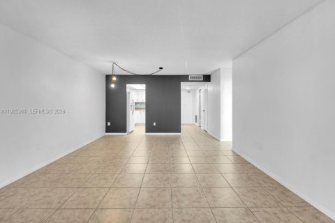 Condominio en venta en Aventura, Florida, 1 dormitorio, 93.37 m2 № 2056862 - foto 4