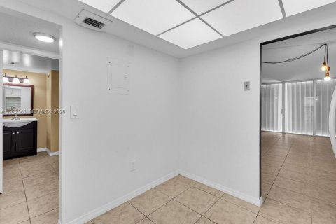 Condominio en venta en Aventura, Florida, 1 dormitorio, 93.37 m2 № 2056862 - foto 9