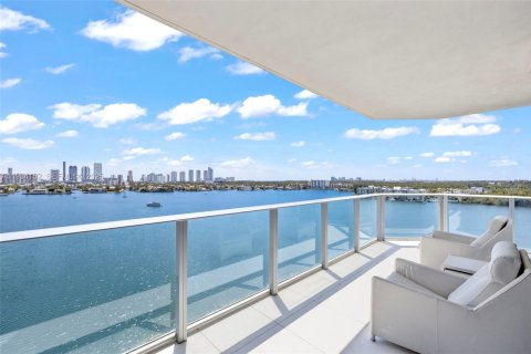 Copropriété à vendre à North Miami Beach, Floride: 3 chambres, 221.66 m2 № 1992428 - photo 3