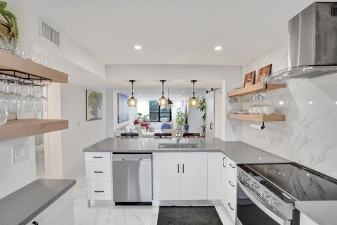 Condo in Coconut Creek, Florida, 2 bedrooms  № 2183024 - photo 19