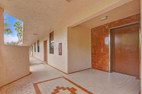 Condo in Coconut Creek, Florida, 2 bedrooms  № 2183024 - photo 8