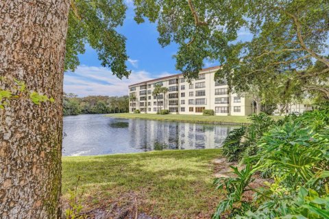 Condo in Coconut Creek, Florida, 2 bedrooms  № 2183024 - photo 4