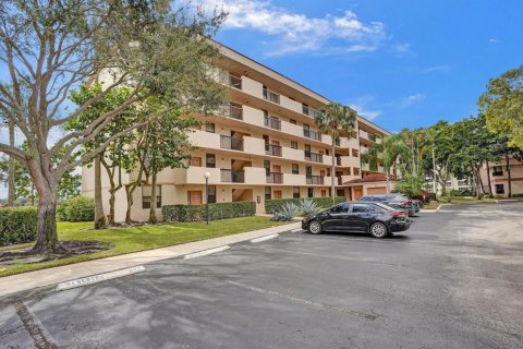 Condo in Coconut Creek, Florida, 2 bedrooms  № 2183024 - photo 1