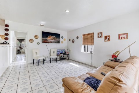 Villa ou maison à vendre à North Miami Beach, Floride: 3 chambres, 81.75 m2 № 2060817 - photo 11