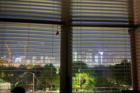 Condo in Miami, Florida, 1 bedroom  № 1933733 - photo 18