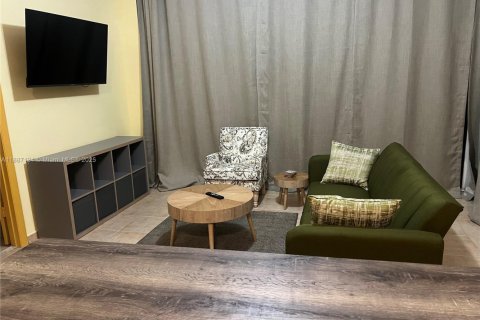 Condo in Miami, Florida, 1 bedroom  № 1933733 - photo 17