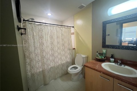 Condo in Miami, Florida, 1 bedroom  № 1933733 - photo 7