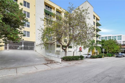 Condo in Miami, Florida, 1 bedroom  № 1933733 - photo 2