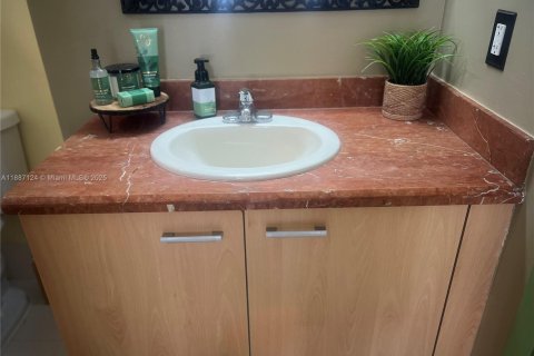 Condo in Miami, Florida, 1 bedroom  № 1933733 - photo 12