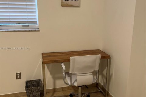 Condo in Miami, Florida, 1 bedroom  № 1933733 - photo 14