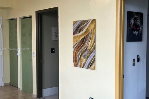 Condo in Miami, Florida, 1 bedroom  № 1933733 - photo 3