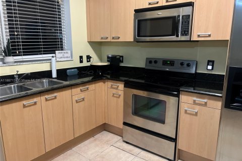Condo in Miami, Florida, 1 bedroom  № 1933733 - photo 9