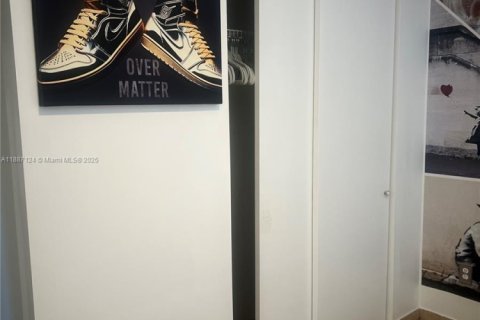 Condo in Miami, Florida, 1 bedroom  № 1933733 - photo 11