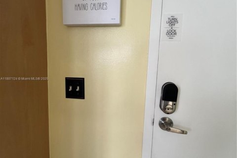 Condo in Miami, Florida, 1 bedroom  № 1933733 - photo 4
