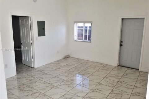 Casa en alquiler en Miami, Florida, 1 dormitorio, 64.1 m2 № 1993802 - foto 2