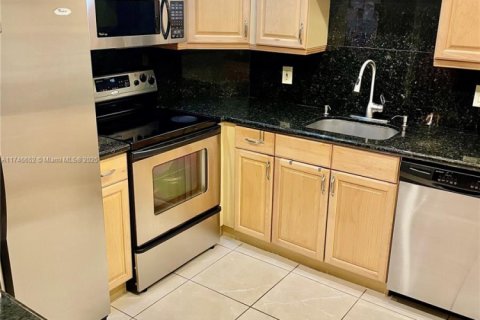 Condo in Hallandale Beach, Florida, 2 bedrooms  № 1707187 - photo 3
