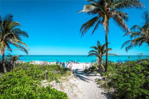 Condo in Hallandale Beach, Florida, 2 bedrooms  № 1707187 - photo 19