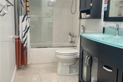Condo in Hallandale Beach, Florida, 2 bedrooms  № 1707187 - photo 14