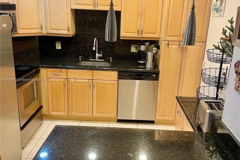 Condo in Hallandale Beach, Florida, 2 bedrooms  № 1707187 - photo 2