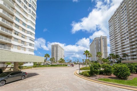 Condo in Hallandale Beach, Florida, 2 bedrooms  № 1707187 - photo 21
