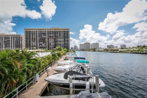 Condo in Hallandale Beach, Florida, 2 bedrooms  № 1707187 - photo 22