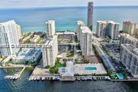 Condo in Hallandale Beach, Florida, 2 bedrooms  № 1707187 - photo 17