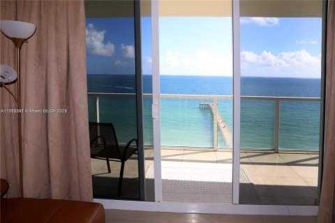 Condo in Sunny Isles Beach, Florida, 2 bedrooms  № 1862682 - photo 3