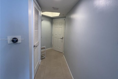 Condo in Sunny Isles Beach, Florida, 2 bedrooms  № 1862682 - photo 25