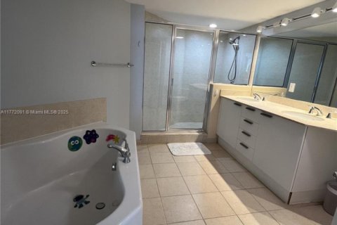 Condo in Sunny Isles Beach, Florida, 2 bedrooms  № 1862682 - photo 26