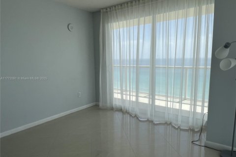 Condo in Sunny Isles Beach, Florida, 2 bedrooms  № 1862682 - photo 17
