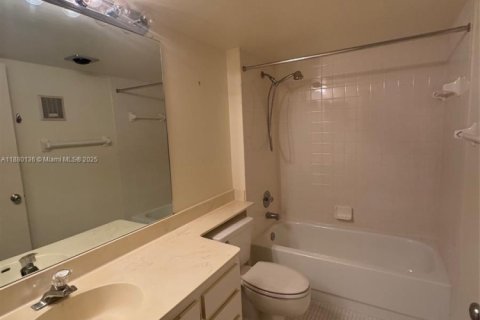 Купить кондоминиум в Помпано-Бич, Флорида 2 спальни, 126.07м2, № 1928845 - фото 13